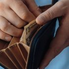 El Salario Básico Unificado (SBU) en Ecuador es el monto mínimo legal que un trabajador puede recibir por su jornada laboral.