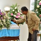 Andrés Garzón en el funeral de Amparo Guillén.