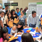 Personas de diferentes edades acuden a las ferias de empleos.