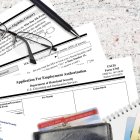 El DHS aumenta la extensión automática del EAD a 540 días, brindando estabilidad a miles de inmigrantes y empleadores en Estados Unidos.