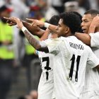 El delantero francés del Real Madrid Kylian Mbappé (d), celebra con sus compañeros de equipo tras anotar en el partido final de la Copa Intercontinental de la FIFA 2024 entre el Real Madrid y el Pachuca en Lusail, Qatar,este miércoles. EFE/ Noushad Thekkayil