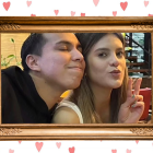 Álex Vizuete junto con su nuevo amor Givanna, una joven azafata.