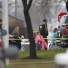 La policía conduce a estudiantes a un centro de reunificación después de un tiroteo en la Escuela Cristiana Abundant Life en Madison, Wisconsin, EE. UU., el 16 de diciembre de 2024.