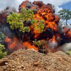 La foto muestra la destrucción por parte de la Policía de maquinaria utilizada en minería ilegal en una zona rural en Colombia.