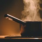 Son 80 mil cocinas de inducción que fueron adquiridas en 2011 y que, 11 años después de estar en bodega, el Gobierno de Daniel Noboa regalará a usuarios del MIES.