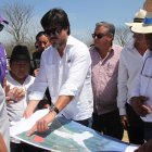 El ministro de Gobierno, José De La Gasca, en un recorrido por una zona rural de Salinas, Santa Elena.