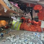 Los equipos de emergencia de Vanuatu buscan supervivientes entre las ruinas de un edificio.
EFE/EPA/Vanuatu Police Force HANDOUT EDITORIAL USE ONLY/NO SALES