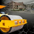 La aplanadora impactó contra dos vehículos que se encontraban en esta ciudadela