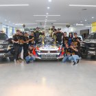 Alfonso Quirola (de overol negro con naranja) junto a todo el equipo con el que logró el título 2024.