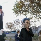 Un pequeño grupo de personas se concentra este miércoles ante los Juzgados de Plaza de Castilla, donde el juez que investiga a Begoña Gómez, mujer del presidente del Gobierno, le toma declaración.