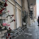 Se colocan flores en el lugar donde el teniente general Igor Kirillov y su asistente fueron asesinados en Moscú, Rusia, el 18 de diciembre de 2024.