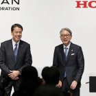 Los ejecutivos de las empresas automotrices anunciaron una posible fusión.