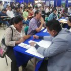 Personas mayores de 40 años acuden a ferias de empleo.