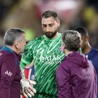 Gianluigi Donnarumma (c) fue asistido de inmediato por el cuerpo médico de PSG