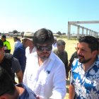 El Ministro de Gobierno, José de la Gasca en dialogo con el alcalde de La Libertad sobre la propuesta de construcción de un hospital.