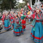 Integrantes de una comparsa bailan música navideña durante el primer día de novenas este lunes, en Bogotá (Colombia).