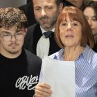 Gisele Pelicot con su nieto habla con los medios en el tribunal penal de Aviñón.