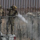 Elementos de la Guardia Nacional de Texas, dispararon bolas de pimienta para dispersar a migrantes este miércoles en ciudad Juárez, Chihuahua (México).