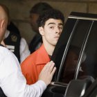 Luigi Mangione  es trasladado por agentes de policía de la ciudad de Nueva York.