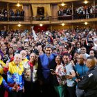 El presidente de Venezuela, Nicolás Maduro (c), posando para la foto junto a juezas y jueces de Paz Comunal este miércoles, en Caracas (Venezuela).