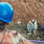 Un equipo técnico removiendo tierra en busca de restos humanos, este miércoles en La Escombrera en Medellín (Colombia).