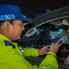 Laos agentes realizan las pruebas de alcoholemia