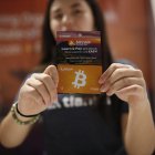 Se ve a una mujer mientras muestra una tarjeta en un encuentro de emprendedores