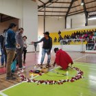 El fuego permanece encendido durante el velorio, según la creencia para ayudar al alma a encontrar la luz.