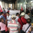 Jubilados perjudicados por quirografarios fraudulentos protestan en el BIESS.
