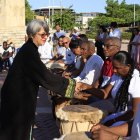 La magistrada de la Jurisdicción Especial para la Paz (JEP), María del Pilar Valencia (i), participa en un acto simbólico este viernes, en Cartagena (Colombia).