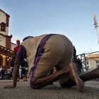 LA HABANA  Creyentes participan en la peregrinación al santuario de San Lázaro, este martes al sur de La Habana (Cuba). Miles de cubanos cumplen sus promesas a San Lázaro peregrinando hasta el santuario, a las afueras de La Habana, de una de las figuras religiosas con más devotos en la isla entre católicos y practicantes de religiones afrocubanas. EFE/Ernesto Mastrascusa