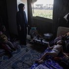 La madre palestina desplazada Reem Abo Jazar cuida de su hijo de cinco años Musa Abu Jazariya en su hogar en un campamento para personas desplazadas en Khan Yunis, en la Franja de Gaza.