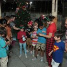 Agasajos. Los menores son los que más disfrutan de los agasajos navideños. En las posadas suelen recibir dulces, mientras comparten con las familias.