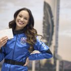 La estadounidense Emily Calandrelli, la mujer número 100 en ir al espacio, declara en una entrevista con EFE que hoy día "hay menos mujeres seleccionadas para volar" que antes y quiere que "las niñas vean este hito y se den cuenta de que ni siquiera el cielo es el límite". EFE/Blue Origin -SOLO USO EDITORIAL/SOLO DISPONIBLE PARA ILUSTRAR LA NOTICIA QUE ACOMPAÑA (CRÉDITO OBLIGATORIO)-