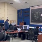 Proceso. Personal técnico en la central de CELEC, revisión de las líneas de transmisión eléctrica.