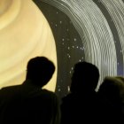 Labor. Personal del laboratorio de propulsión observan la sonda Cassini en la órbita de Saturno, en Pasadena, California.