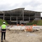 Protección. Los obreros realizan sus tareas bajo estrictas normas de seguridad y calidad.