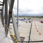 La manga. Este será el noveno puente de pasajeros y conecta con un área de estacionamiento de aviones código E (wide body, como los de Iberia o KLM) y posiciones remotas de aviones código C