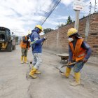 Obra. Después de años de abandono, las calles SB4B y Juan Montalvo reciben mantenimiento con trabajos de repavimentación durante el día.