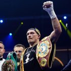 Usyk con los cinturones de las tres organizaciones mundiales.