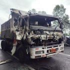 La parte delantera de la volqueta quedó completamente destrozada.