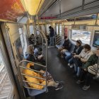 Una foto referencial muestra el interior de un vagón del metro de Nueva York.