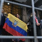 Verónica Abad es impedida de entrar a la Vicepresidencia.