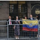 Verónica Abad afuera del despacho vicepresidencial.