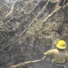 Hecho. Bomberos de Loja inspeccionan la zona afectada por el incendio para definir las medidas a emprender.