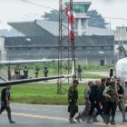 Fotografía de archivo en donde se ve al ministro de defensa de Ecuador, Gian Carlo Loffredo Rendon (3-d) mientras llega a la ciudad de Guayaquil (Ecuador).
