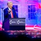 El presidente electo de Estados Unidos, Donald Trump, habla durante el AmericaFest 2024 anual de Turning Point en Phoenix, Arizona, el 22 de diciembre de 2024.