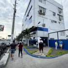 Familiares de los pescadores acuden a la capitanía del puerto de Manta para recibir información.