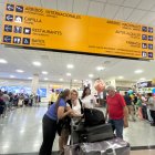 Aeropuerto. La zona de arribos está llena de risas y de alegría al recibir a los que llegan hasta Guayaquil a pasar la Navidad del 2024. Son pocos los que se van.