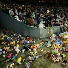 La afición del Betis lanza muñecos para los niños mas desfavorecidos durante el partido de la jornada 18 de LaLiga ante el Rayo Vallecano.